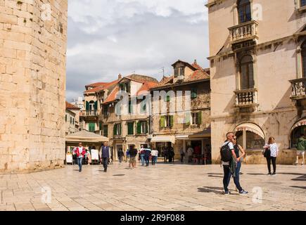 Spalato, Croazia - 12 maggio 2023. La storica Vocni Trg - Piazza della frutta - nel centro di Spalato, Croazia. Il suo nome ufficiale è Trg Brace Radic Foto Stock