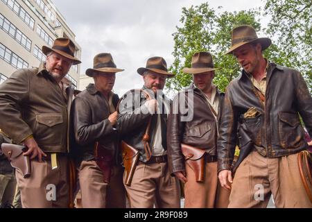 Londra, Regno Unito. 26 giugno 2023. I fan di Indiana Jones vestiti da eroe si mettono in posa per una foto prima della premiere di Indiana Jones e del Dial of Destiny a Leicester Square. Foto Stock