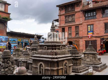 Piccoli stupa di pietra buddhisti a Swayambhunath Stupa o tempio delle scimmie, Kathmandu, Nepal. Foto Stock