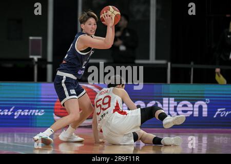 Sydney, Australia. 26 giugno 2023. LIN Yu-Ting (L) della squadra cinese di pallacanestro femminile di Taipei e Anri Hoshi (R) della squadra giapponese di pallacanestro femminile in azione durante la partita della FIBA Women's Asia Cup Division A del 2023 tra il Taipei cinese e il Giappone al Quay Centre. Punteggio finale; Giappone 94:53 Chinese Taipei. Credito: SOPA Images Limited/Alamy Live News Foto Stock