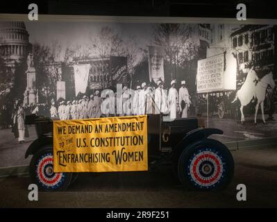 Il 19° emendamento le donne combattono per i diritti di voto mostra al National Constitution Center di Philadelphia PA Foto Stock