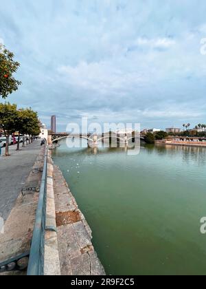 Siviglia, Spagna-24 febbraio 2022: Ponte Isabella II sul fiume Guadalqivir a Siviglia, Spagna. Foto Stock