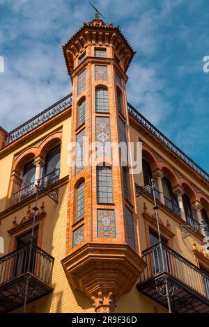 Dettaglio architettonico della tipica architettura andalusa a Siviglia, in Spagna. Foto Stock