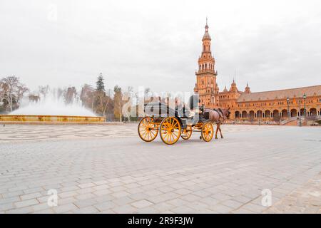Siviglia, Spagna - 24 febbraio 2022: Carrozze turistiche intorno a Plaza de Espana, una piazza nel Parque de Maria Luisa a Siviglia, Spagna. Foto Stock