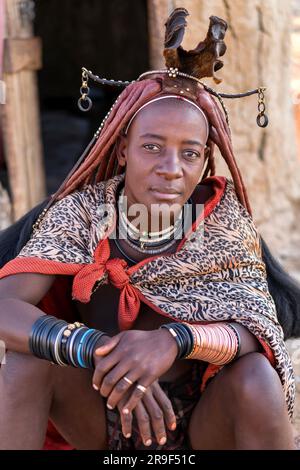 Giovane donna Himba vestita in stile tradizionale nel suo villaggio in Namibia, in Africa. Foto Stock