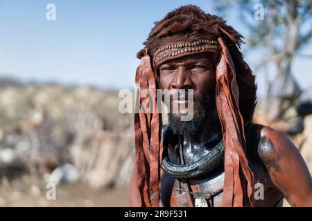 Uomo Himba vestito in stile tradizionale nel suo villaggio vicino a Kamanjab in Namibia, in Africa. Foto Stock