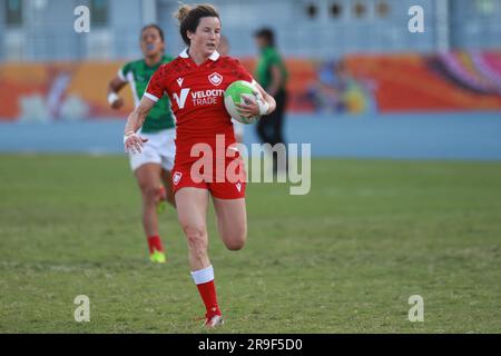 Un gruppo di giocatrici di rugby canadesi che gareggiano nel torneo di rugby Sevens alle Bahamas nell'aprile 2022 Foto Stock