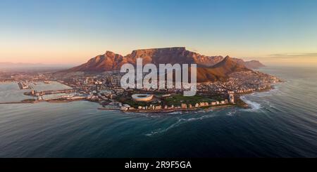 Vista panoramica aerea di città del Capo al tramonto, Western Cape Province, Sud Africa. Foto Stock