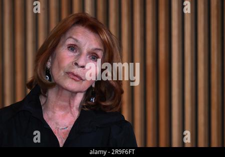 Monaco, Germania. 26 giugno 2023. L'attrice Senta Berger si prepara per i registi dal vivo! Gli attori parlano nel Karolinensaal all'Amerikahaus. Questo avverrà nell'ambito del Filmfest München. Credito: Felix Hörhager/dpa/Alamy Live News Foto Stock