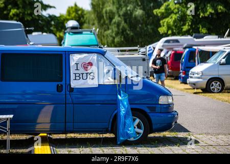 T4 mit Bekenntnis 'i Love Bus' VW Bus Festival 2023 Foto Stock