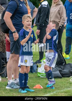 Glasgow, Scozia, Regno Unito. 25 giugno 2023: I bambini giocano a un torneo di calcio in Scozia. Foto Stock