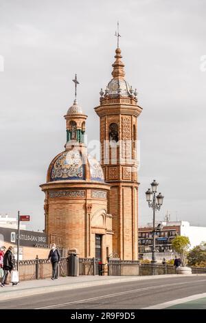 Siviglia, Spagna-24 febbraio 2022: Capilla del Carmen è una piccola cappella nel quartiere Triana, Siviglia, Spagna. Situato sul lato ovest del Triana B. Foto Stock