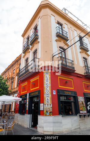 Siviglia, Spagna-FEB 24, 2022: Tipica vista stradale e architettura generica a Siviglia, Andalusia, Spagna. Pub El Patio. Foto Stock