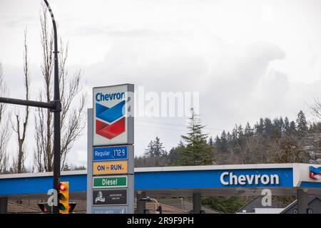 Burnaby, CANADA - 8 febbraio 2023 : Un segno di un negozio della società energetica statunitense Chevron (Chevron Corporation) visto in una stazione di servizio. Foto Stock