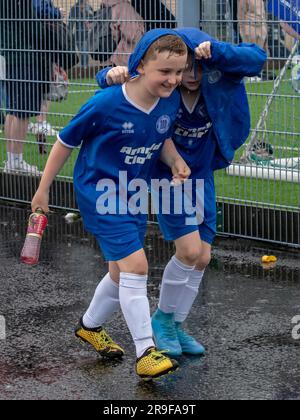 Glasgow, Scozia, Regno Unito. 25 giugno 2023: I bambini giocano a un torneo di calcio in Scozia. Foto Stock