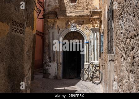 Pittoresco vicolo nella storica medina portoghese di El Jadida, Marocco Foto Stock