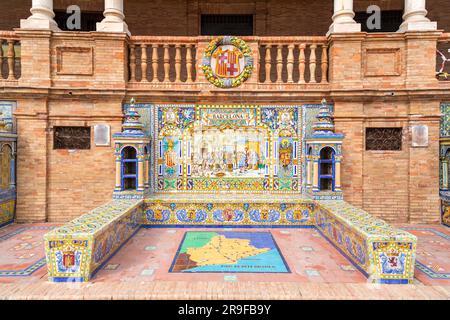 Siviglia, Spagna - 24 febbraio 2022: Plaza de Espana è una piazza del Parque de Maria Luisa a Siviglia, Spagna. Costruito nel 1928 per l'Ibero-American Exposi Foto Stock