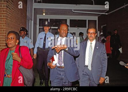 WASHINGTON DC - 1990 il sindaco di Washington DC Marion Barry cammina con i suoi dettagli di sicurezza della polizia fino al suo furgone del posto di comando mobile Foto Stock