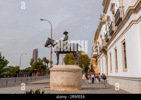 Siviglia, Spagna-24 febbraio 2022: Statuetta equestre della Principessa Maria de las Mercedes di Borbone - due Sicilie, Contessa di Barcellona, situata a Sevil Foto Stock