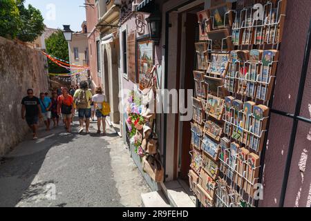 Sintra, Portogallo - 14 agosto 2017: I turisti camminano per la strada della vecchia Sintra Foto Stock