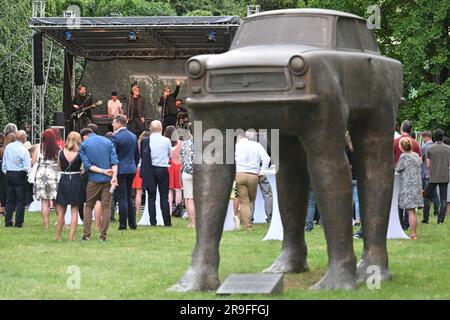 Praga, Repubblica Ceca. 26 giugno 2023. Il concerto della Kafka Band, un progetto musicale e letterario che lavora con le opere dello scrittore Franz Kafka, si è tenuto il 26 giugno 2023 nel giardino del Palazzo di Lobkowicz, Ambasciata della Repubblica Federale tedesca, a Praga, Repubblica Ceca. In primo piano è parte della statua di Quo vadis. L'autore della scultura di un trabante che cammina su quattro gambe umane è l'artista ceco David Cerny. Crediti: Michal Kamaryt/CTK Photo/Alamy Live News Foto Stock