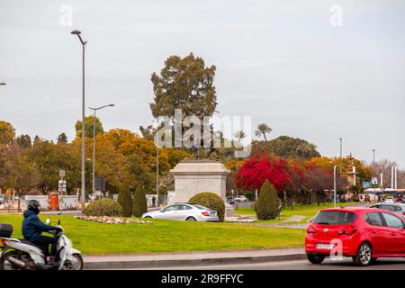 Siviglia, Spagna-24 febbraio 2022: Il monumento a Cid Campeador è una scultura equestre in bronzo che rappresenta El Cid Campeador a Siviglia. Foto Stock