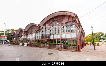 Siviglia, Spagna-FEB 24, 2022: Vista esterna del Mercado Lonja del Barranco lungo il fiume Guadalqivir a Siviglia, Andalusia, Spagna. Foto Stock