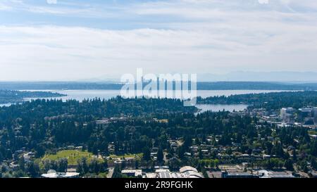 Fotografia con droni degli skyline di Bellevue e Seattle, Washington nel giugno 2023 Foto Stock