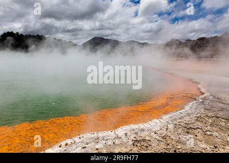 Champagne Pool a Waiotapu - Wai-o-tapu - Thermal Wonderland nella regione di Rotorua dell'Isola del Nord, nuova Zelanda. Foto: Rob Watkins Foto Stock