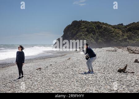 I turisti scattano foto alla Windswept Ship Creek Beach West Coast nuova Zelanda South Island Tasman Sea Haast Coast. Foto: Rob Watkins Foto Stock