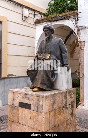 Statua dello studioso ebreo Moses Maimonides, Rabbi Mosheh Ben Maimon, Cordova, Andalusia, Spagna. Foto Stock