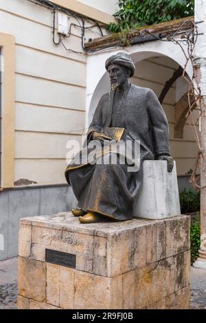 Statua dello studioso ebreo Moses Maimonides, Rabbi Mosheh Ben Maimon, Cordova, Andalusia, Spagna. Foto Stock