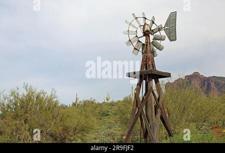 Mulino a vento nel Superstition Mountain Museum, Arizona Foto Stock