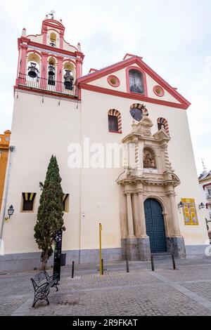 Cordova, Spagna - 25 febbraio 2022: St Chiesa di San Giovanni e di tutti i Santi in Piazza della Trinità a Cordova, Spagna. Foto Stock