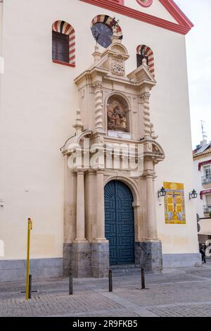 Cordova, Spagna - 25 febbraio 2022: St Chiesa di San Giovanni e di tutti i Santi in Piazza della Trinità a Cordova, Spagna. Foto Stock