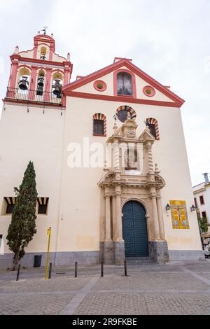 Cordova, Spagna - 25 febbraio 2022: St Chiesa di San Giovanni e di tutti i Santi in Piazza della Trinità a Cordova, Spagna. Foto Stock