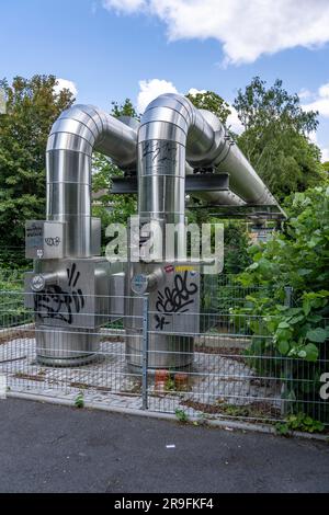 Nuovo gasdotto di teleriscaldamento della STEAG a Essen, sui binari ferroviari della linea S6 a Essen-Süd, parte del nuovo percorso orientale lungo 12 km che attraversa la Foto Stock