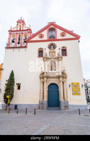 Cordova, Spagna - 25 febbraio 2022: St Chiesa di San Giovanni e di tutti i Santi in Piazza della Trinità a Cordova, Spagna. Foto Stock