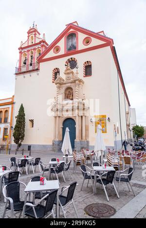 Cordova, Spagna - 25 febbraio 2022: St Chiesa di San Giovanni e di tutti i Santi in Piazza della Trinità a Cordova, Spagna. Foto Stock