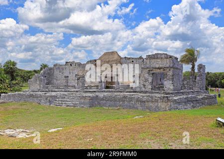 La Casa delle colonne o El Palacio, il Palazzo, le rovine di Tulum, un sito archeologico maya presso il Parco Nazionale di Tulum, Tulum, Quintana Roo, Messico. Foto Stock