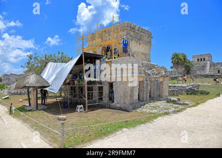 Archeologi che lavorano sul Tempio degli affreschi a Tulum Ruins, un sito archeologico Maya nel Parco Nazionale di Tulum, Tulum, Quintana Roo, Messico. Foto Stock