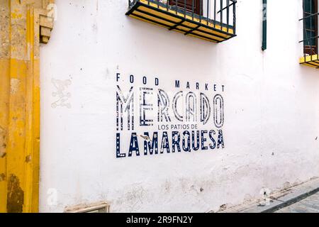 Cordova, Spagna - 25 febbraio 2022: Scena di strada con la tradizionale architettura andalusa nella storica città di Cordova, Spagna. Foto Stock