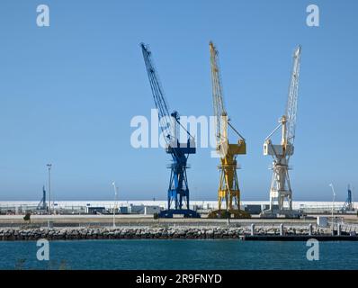 Tre gru portuali colorate nel porto di Tangeri, Marocco Foto Stock