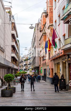 Cordova, Spagna - 25 febbraio 2022: Scena di strada con la tradizionale architettura andalusa nella storica città di Cordova, Spagna. Foto Stock