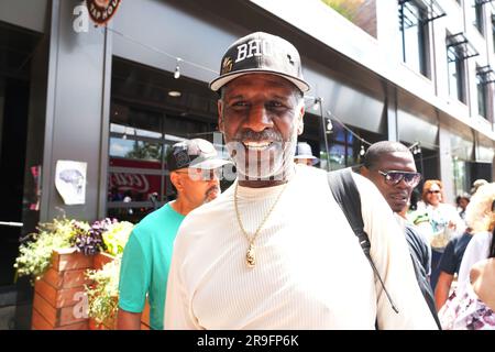 Ubiversity City, Stati Uniti. 26 giugno 2023. Boxer Michael Spinks arriva al St. Louis Walk of Fame per le cerimonie in onore di lui e del suo defunto fratello, il pugile Leon Spinks, a University City, Missouri, lunedì 26 giugno, 2023. Leon Spinks ha gareggiato dal 1977 al 1995 e ha vinto l'indiscusso titolo dei pesi massimi nel 1978 dopo aver sconfitto Muhammad Ali. Michael Spinks detenne i campionati del mondo in due classi di peso, incluso l'indiscusso titolo dei pesi massimi leggeri dal 1983 al 1985 e il titolo dei pesi massimi in linea dal 1985 al 1988. Foto di Bill Greenblatt/UPI credito: UPI/Alamy Live News Foto Stock