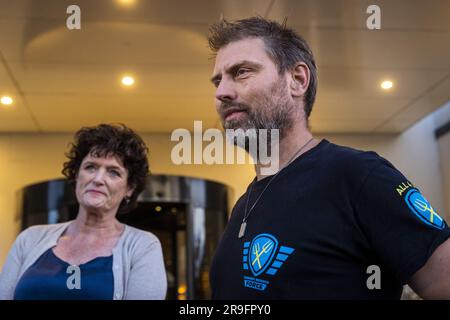 APELDOORN - Mark van den Oever (r) e Sieta van Keimpema della Farmers Defense Force (FDF) durante una sospensione di un incontro sulla manifestazione annunciata a l'Aia. Allora si può sapere di più su come la protesta sarà più tardi nella settimana. ANP VINCENT JANNINK netherlands Out - belgium Out Foto Stock