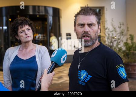 APELDOORN - Mark van den Oever (r) e Sieta van Keimpema della Farmers Defense Force (FDF) durante una sospensione di un incontro sulla manifestazione annunciata a l'Aia. Allora si può sapere di più su come la protesta sarà più tardi nella settimana. ANP VINCENT JANNINK netherlands Out - belgium Out Foto Stock