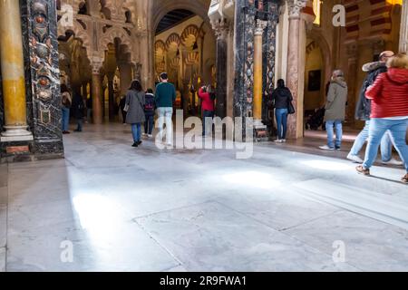 Cordova, Spagna - 25 febbraio 2022: Vista interna e dettagli decorativi dalla magnifica moschea di Cordova. Cattedrale di Mezquita, Andalusia Foto Stock