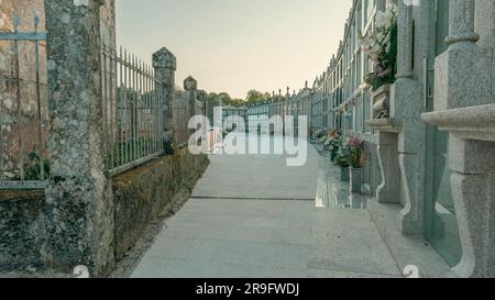 A piedi da un cimitero Foto Stock