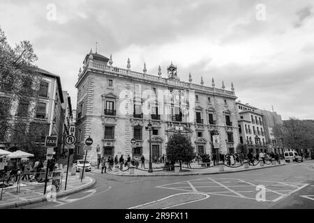 Granada, Spagna - 22 febbraio 2022: La Corte Suprema dell'Andalusia si trova in Plaza Nueva a Granada, Spagna. Foto Stock